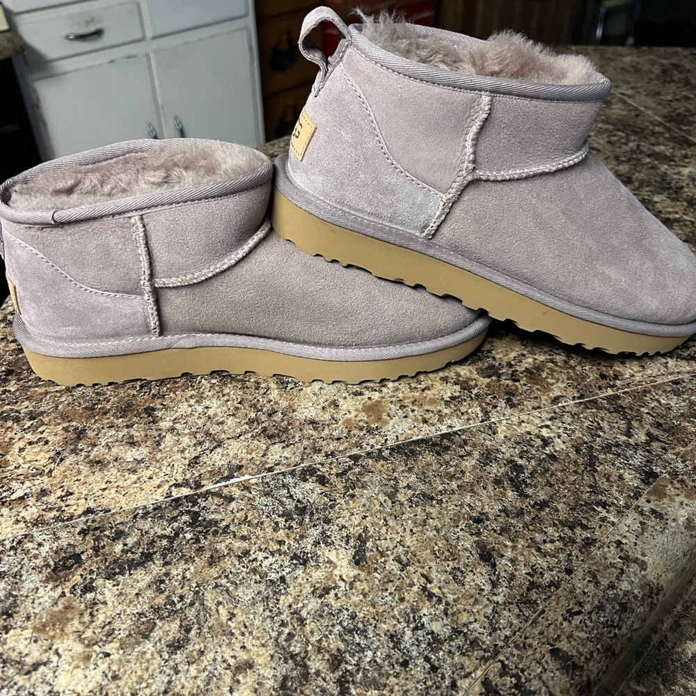 UGGS Ultra Mini - Picture 3 of 6